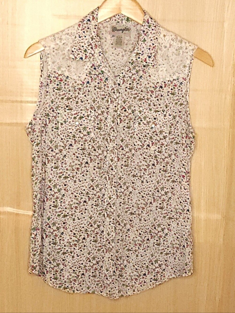 Wrangler women’s floral sleeveless pearl snap silky top with lace detail medium